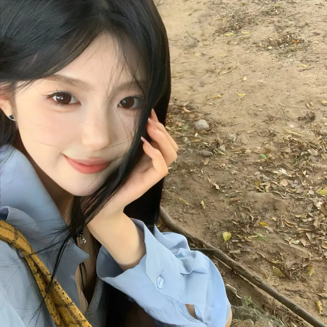 她背后的那双手